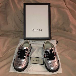 Gucci size 24 euro boy silver shoes